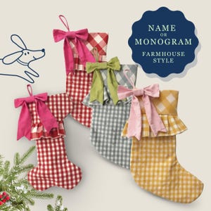 Medias navideñas personalizadas con estampado de cuadros vichy, estilo rústico, decoración navideña, lazo de lino, nombre personalizado, monograma bordado, familia