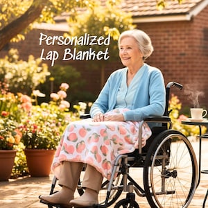 ママへのパーソナライズされた膝掛けブランケット 車椅子用スロー 旅行用サイズ ミンキー生地 花柄デザイン モノグラムオプション カスタム刺繍 名前入り 祖父母へのギフト