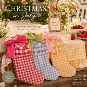 Juego familiar de calcetines navideños personalizados para Navidad en julio con nombre bordado a medida, estilo rústico, con lazo a cuadros y vichy, ideales para colgar en la chimenea.