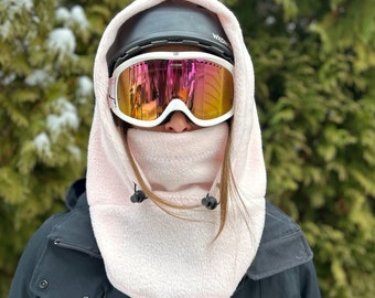 Capuche de ski rose en polaire pouvant s'adapter au casque, à la cagoule et au tour de cou. Cagoule de casque !