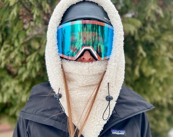 Capuche de ski en sherpa blanc cassé qui s'adapte sur le casque, la cagoule et le tour de cou. Cagoule de casque !