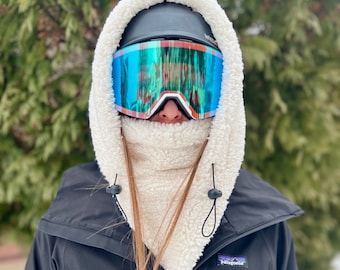 Capuche de ski en sherpa blanc cassé qui s'adapte sur le casque, la cagoule et le tour de cou. Cagoule de casque !