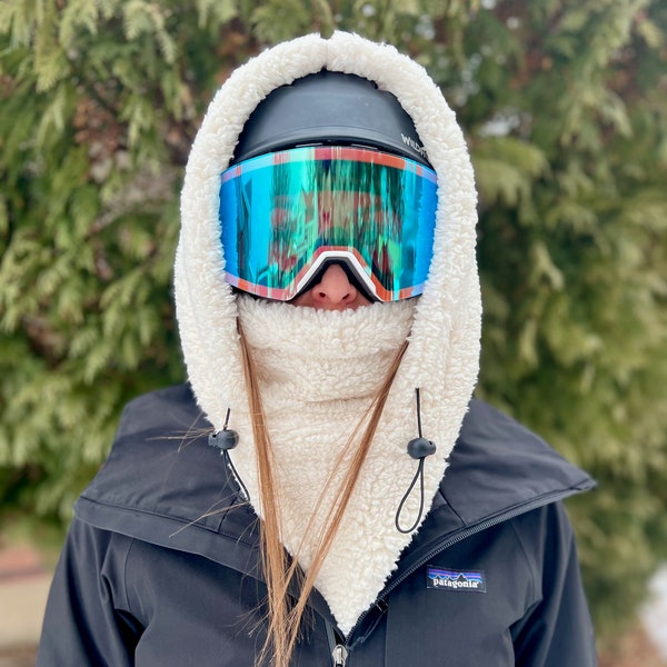 Capuche de ski en sherpa blanc cassé qui s'adapte sur le casque, la cagoule et le tour de cou. Cagoule de casque !