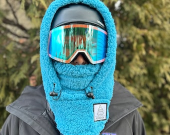 Capucha de esquí Sherpa azul neón que se adapta al casco, pasamontañas y redecilla. ¡Capucha de casco!