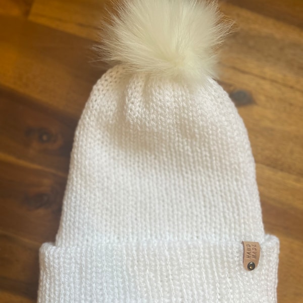 Bonnet adulte ou enfant avec couleur de pompon au choix fait main