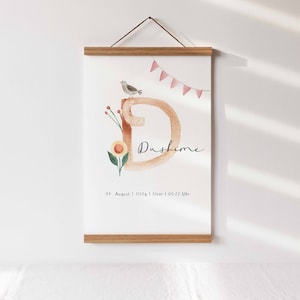 Cartel de nacimiento con letras flores y pájaro