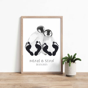 Pingüinos del cartel de la huella del bebé de los gemelos con nombres y fechas de nacimiento