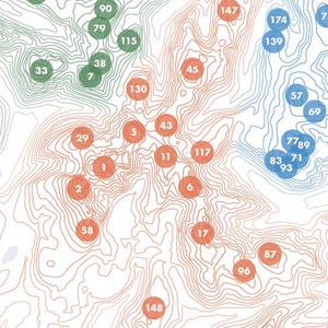 Puede incluir: Un mapa topogr&aacute;fico con l&iacute;neas de contorno y c&iacute;rculos numerados en verde, naranja y azul. El mapa presenta un fondo blanco con un &aacute;rea p&uacute;rpura claro, y los c&iacute;rculos est&aacute;n dispersos por el mapa.