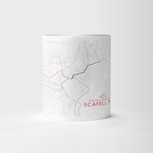 Puede incluir: Taza de cerámica blanca con un mapa topográfico detallado y rutas de senderismo coloridas. La taza tiene el texto "Hiking Routes Scafell P" en rojo. También hay un icono de montaña.
