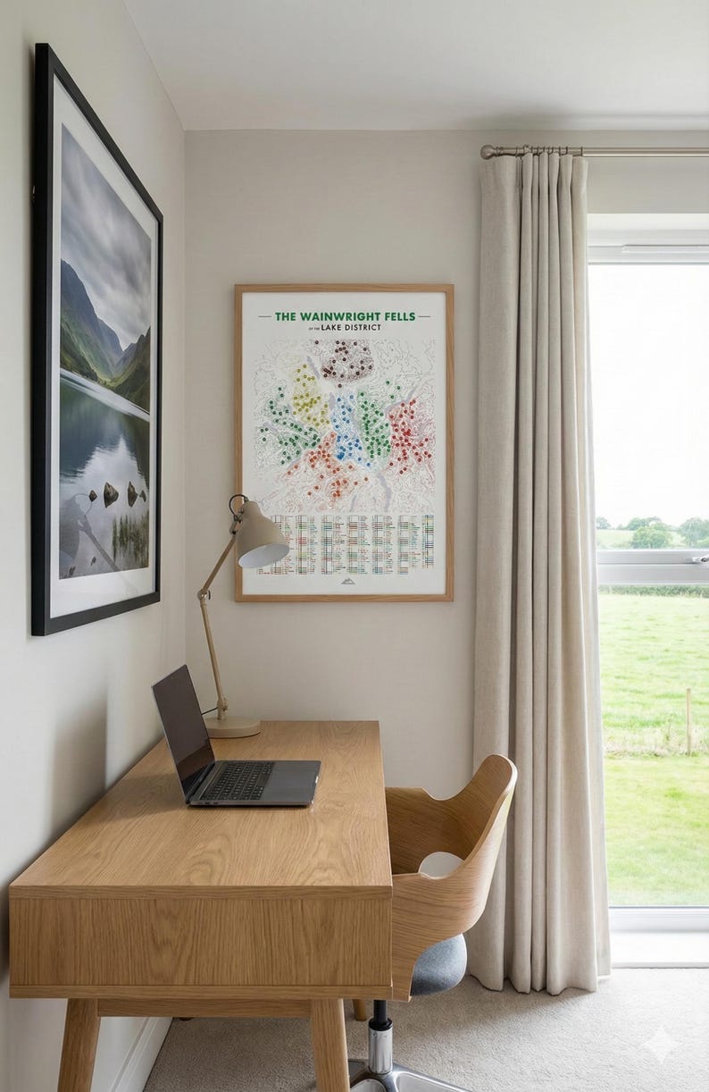 Puede incluir: Un despacho en casa con un escritorio de madera, un port&aacute;til y una l&aacute;mpara de escritorio beige. Un mapa enmarcado de "The Wainwright Fells - Lake District" cuelga de la pared. Tambi&eacute;n se ve una silla de madera y una ventana con cortinas beige.