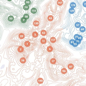 Puede incluir: Un mapa topogr&aacute;fico con l&iacute;neas de contorno y c&iacute;rculos numerados en verde, naranja y azul. El mapa presenta un fondo blanco con un &aacute;rea p&uacute;rpura claro, y los c&iacute;rculos est&aacute;n dispersos por el mapa.