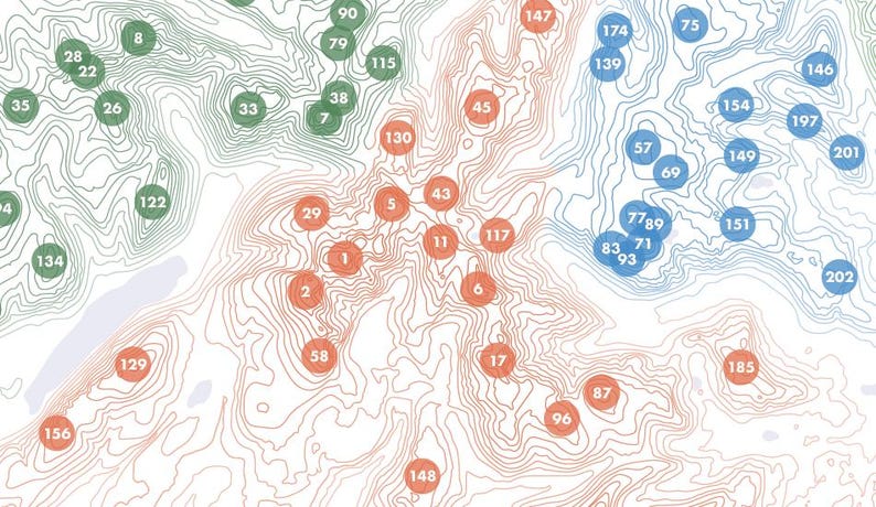 Puede incluir: Un mapa topogr&aacute;fico con l&iacute;neas de contorno y c&iacute;rculos numerados en verde, naranja y azul. El mapa presenta un fondo blanco con un &aacute;rea p&uacute;rpura claro, y los c&iacute;rculos est&aacute;n dispersos por el mapa.