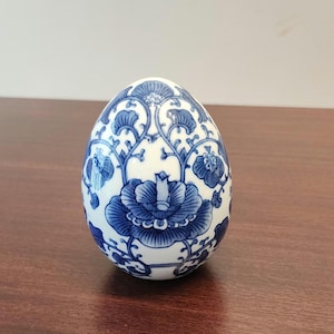 Vintage Bombay Company Chinese Porcelain Egg – Blue & White Chinoiserie Lotus Flower Design – Decorative Collectible Decor