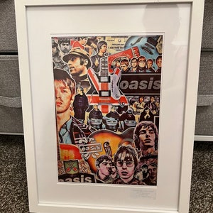 Impresión de póster enmarcado en formato A4 exclusivo de Oasis en marco de vidrio blanco. Recuerdos icónicos, entusiasmo de los fanáticos, gira de reunión 2025, regalo