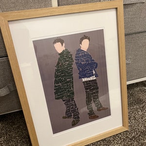 Impresión de póster enmarcado en formato A4 exclusivo de Oasis en marco de vidrio de roble. Recuerdos icónicos, entusiasmo de los fanáticos, reunión de 2025, regalo