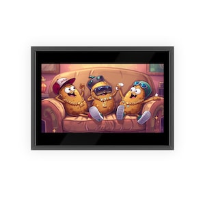 Könnte beinhalten: Gerahmter Kunstdruck mit drei anthropomorphen Kartoffeln, die Goldketten, Sonnenbrillen und Hüte tragen und auf einem braunen Sofa liegen. Die Kartoffeln haben fröhliche Ausdrücke und befinden sich in einer entspannten Pose. Das Kunstwerk ist in einem Raum mit warmer Farbpalette.