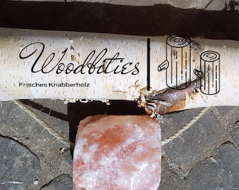 WoodBitie "Salty Classic" - frisches Knabberholz aus Birke für Pferde, Esel, Schafe, Ziegen und Alpakas mit Salzleckstein