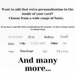 Pu&ograve; includere: Un elenco di font tra cui scegliere per la personalizzazione di un biglietto. I font sono visualizzati in testo nero su sfondo bianco. Il testo recita: "Vuoi aggiungere quella personalizzazione extra all'interno del tuo biglietto? Scegli tra una vasta gamma di font. Se hai un font specifico in mente, faccelo sapere, ne abbiamo una grande variet&agrave; tra cui scegliere. ALTA LIGHT, Afrah, Belleza, Benedict, Buffalo, Caitlyn, CALGARY, Chloe, Eartt, Fiona, Intro Script, Juliet, Pierson. E molti altri..."