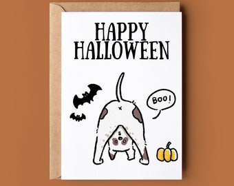 Può includere: Un cane bianco e marrone con naso e occhi neri sta alzando il suo sedere in aria. Il cane indossa un collare bianco. Il cane è circondato da pipistrelli e una zucca. Il testo "Happy Halloween" è in cima alla carta. Il testo "Boo!" è in una bolla di dialogo sopra il sedere del cane.