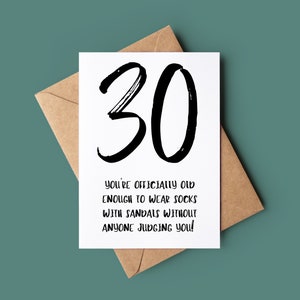 Carte de joyeux anniversaire 30e - Carte d'anniversaire amusante que vous pouvez désormais porter des chaussettes avec des sandales - Carte de voeux Vous avez 30 ans - Carte d'anniversaire personnalisée