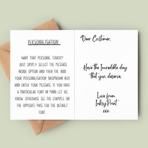 Pu&ograve; includere: Un biglietto bianco con testo nero. Il biglietto contiene un messaggio che dice "Have the Incredible day that you deserve." e "Love from Insky Print XXX". Il biglietto contiene anche una sezione che dice "Personalizzazione" e spiega come aggiungere un messaggio personalizzato.