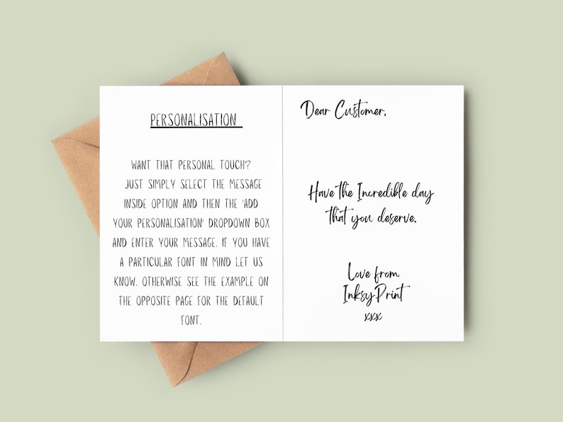 Pu&ograve; includere: Un biglietto bianco con testo nero. Il biglietto contiene un messaggio che dice "Have the Incredible day that you deserve." e "Love from Insky Print XXX". Il biglietto contiene anche una sezione che dice "Personalizzazione" e spiega come aggiungere un messaggio personalizzato.