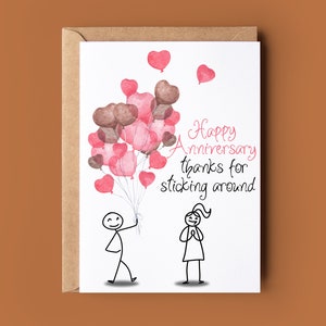 Tarjeta de aniversario de pareja de palo lindo - Tarjeta de felicitación de San Valentín personalizada - Tarjeta de aniversario de globos románticos - Tarjeta de juego de palabras divertida