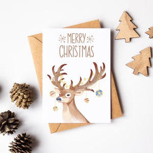 Biglietto di auguri con renne di buon Natale - Biglietto di Natale carino - Biglietto di auguri acquerello - Renna con palline - Biglietto amante dei cervi