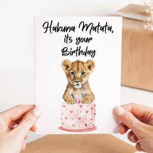 Cartão de aniversário de Hakuna Matata - Cartão de aniversário de filhote de leão fofo - Cartão de felicitações de filhote de leão - Cartão de aniversário personalizado - Cartão de amante de animais - Cartão para ele