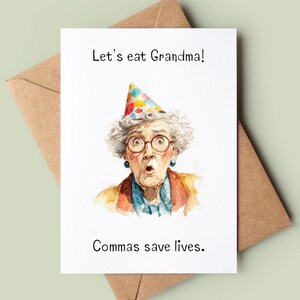 Pode incluir: Um cartão de felicitações humorístico com uma ilustração em aquarela de uma senhora idosa usando um chapéu de festa e com uma expressão de choque. O cartão diz "Let's eat Grandma!" acima da imagem e "Commas save lives." abaixo.