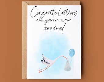 Puede incluir: Tarjeta de felicitación de nacimiento con una cigüeña que lleva un paquete y un globo azul. El texto "Congratulations on your new arrival" está escrito en cursiva. La ilustración tiene un fondo azul claro, con un sobre marrón.