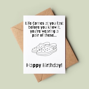 Carte drôle de joyeux anniversaire - carte humoristique de Croc Bday - carte de voeux drôle - carte d'anniversaire pour lui - carte de paire de crocs - carte de vieillesse de blague