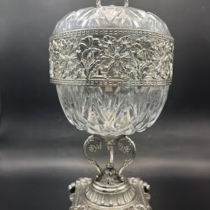 Bonbonniere de pedestal floral de plata y vidrio