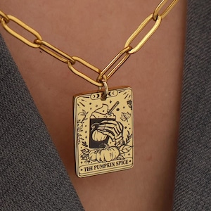 Collar personalizado con carta del tarot con calabaza y especias: chapado en oro de 18 quilates, resistente al agua, joyería divertida para el otoño