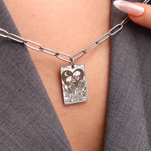 Collier de cartes de tarot personnalisé The Lovers - Plaqué or 18 carats, argent et or rose - IMPERMÉABLE - Cadeau pour les amoureux - Collier de la Saint-Valentin