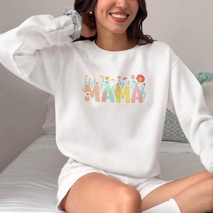 Floral Mama Sweatshirt for Mom Crewneck Gift Mother&#39;s Day Gift for Mom Aesthetic Mama Sweatshirt Gift for Mom Sweater Cozy Floral Shirt Mom
