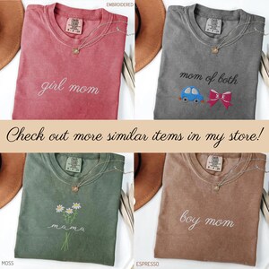Puede incluir: Cuatro camisetas Comfort Colors en rojo, gris, verde y marr&oacute;n. Cada camiseta tiene texto bordado: "girl mom", "mom of both", "mama" y "boy mom". Tambi&eacute;n es visible el texto "Check out more similar items in my store!"