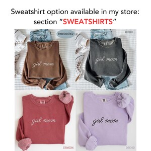 Puede incluir: Cuatro sudaderas en diferentes colores: marr&oacute;n, gris oscuro, carmes&iacute; y lavanda. Cada sudadera tiene el texto bordado "girl mom". La imagen tambi&eacute;n incluye el texto "Sweatshirt option available in my store: section SWEATSHIRTS".