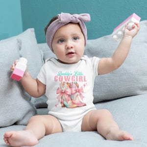 パパの小さなカウガールワンジー、ロデオベビーTシャツ、ウエスタンベビーロンパー、生まれてくる女の子、ベビーシャワーギフト、女の子のママへのギフト、小さなカウボーイ