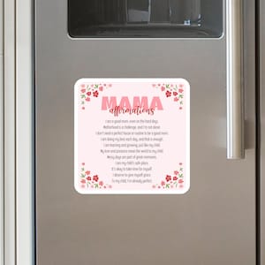 Puede incluir: Tarjeta de afirmación imprimible rosa y blanca con el texto "MAMA affirmations" y una lista de afirmaciones positivas para madres. La tarjeta está decorada con flores rosas.