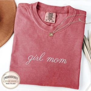 Camisa bordada con colores cómodos para mamá, camiseta para mamá, camiseta para mamá, camiseta para mamá ocupada y cómoda, regalo para el Día de la Madre, regalos para mamá, mamá