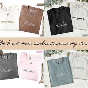 Puede incluir: Una colecci&oacute;n de seis camisetas en varios colores, incluyendo marfil, espresso, negro, pimienta, flor y bah&iacute;a. Cada camiseta presenta texto bordado: "mama" o "dada". La imagen tambi&eacute;n incluye el texto "Check out more similar items in my store!"