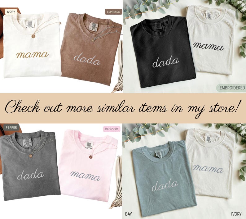 Puede incluir: Una colecci&oacute;n de seis camisetas en varios colores, incluyendo marfil, espresso, negro, pimienta, flor y bah&iacute;a. Cada camiseta presenta texto bordado: "mama" o "dada". La imagen tambi&eacute;n incluye el texto "Check out more similar items in my store!"