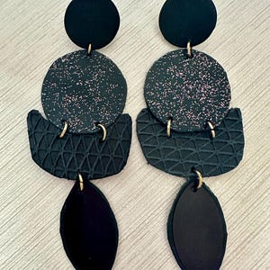 Pendientes colgantes de cuero negro: ligeros y ecológicos.