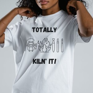 Totally Kiln&#39; It/ Pottery Potter/ Clay Artist/ Ceramics Artist/ Sculptor Sculpture Gift/ Short-Sleeve Unisex T-Shirt