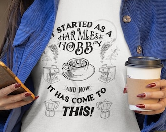 Começou como um hobby inofensivo // Camiseta de café / Entusiasta de café / Viciado em café / Café por dia / Camiseta unissex de manga curta
