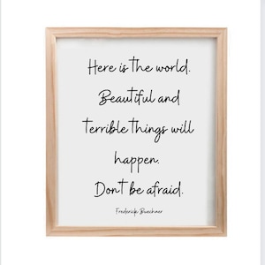 Könnte beinhalten: Ein gerahmter Druck mit einem Zitat von Frederick Buechner: "Hier ist die Welt. Schöne und schreckliche Dinge werden passieren. Hab keine Angst."