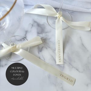 Nœud papillon et étiquettes pour boissons pour mariage - Noms imprimés en ruban pour une décoration moderne - Marque-places et étiquettes pour boissons imprimés en ruban de satin