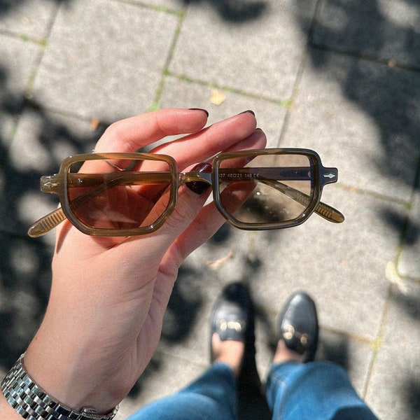 Vintage Inspired Slim Sunglass | Retro Rechteckige Sonnenbrille | Klassische Brille für Männer & Frauen | Beige/Olive Green