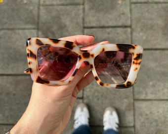Vierkante oversized zonnebril | Statementbril met kleurrijke lenzen | Bril met patroon en roze lenzen